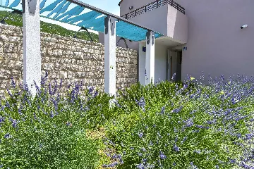 4-Bedroom Villa for 8 Guests in Zagvozd