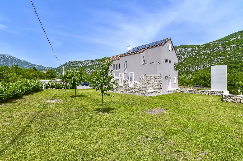 4-Bedroom Villa for 8 Guests in Zagvozd
