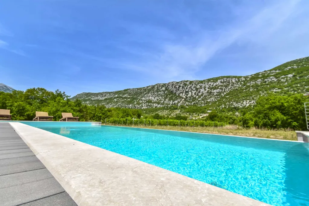 4-Bedroom Villa for 8 Guests in Zagvozd