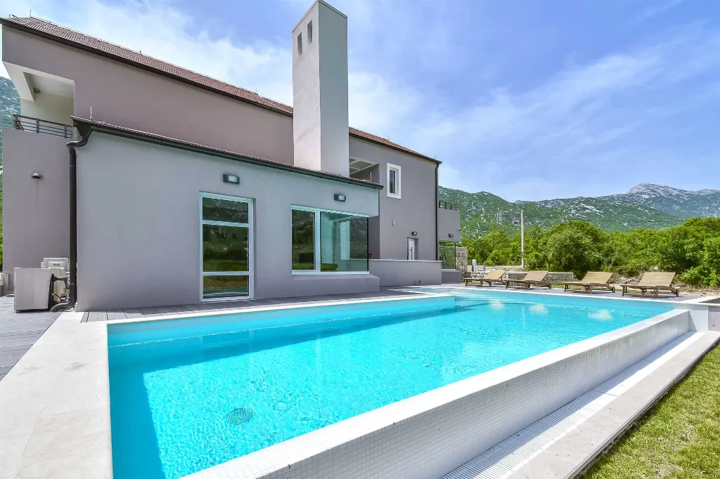4-Bedroom Villa for 8 Guests in Zagvozd