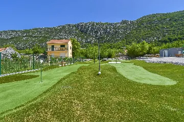 4-Bedroom Villa for 8 Guests in Zagvozd