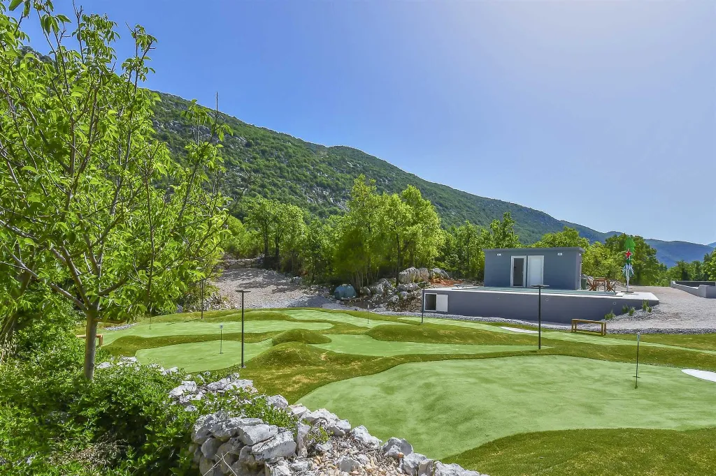 4-Bedroom Villa for 8 Guests in Zagvozd