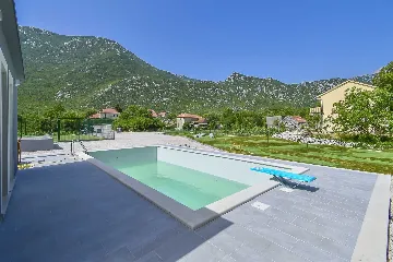 4-Bedroom Villa for 8 Guests in Zagvozd