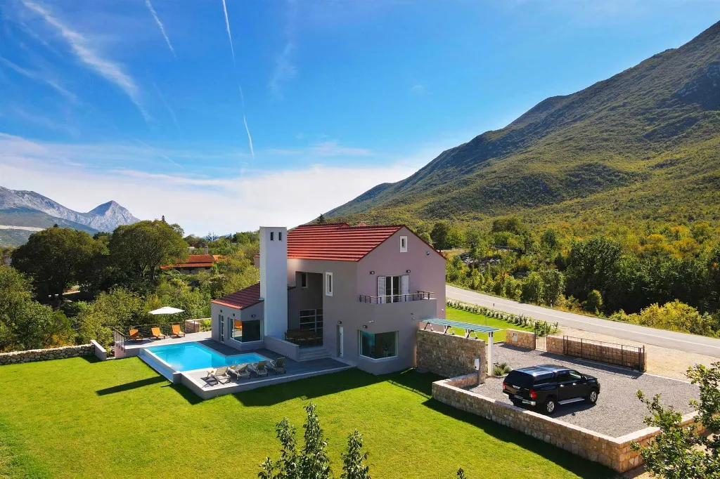 4-Bedroom Villa for 8 Guests in Zagvozd