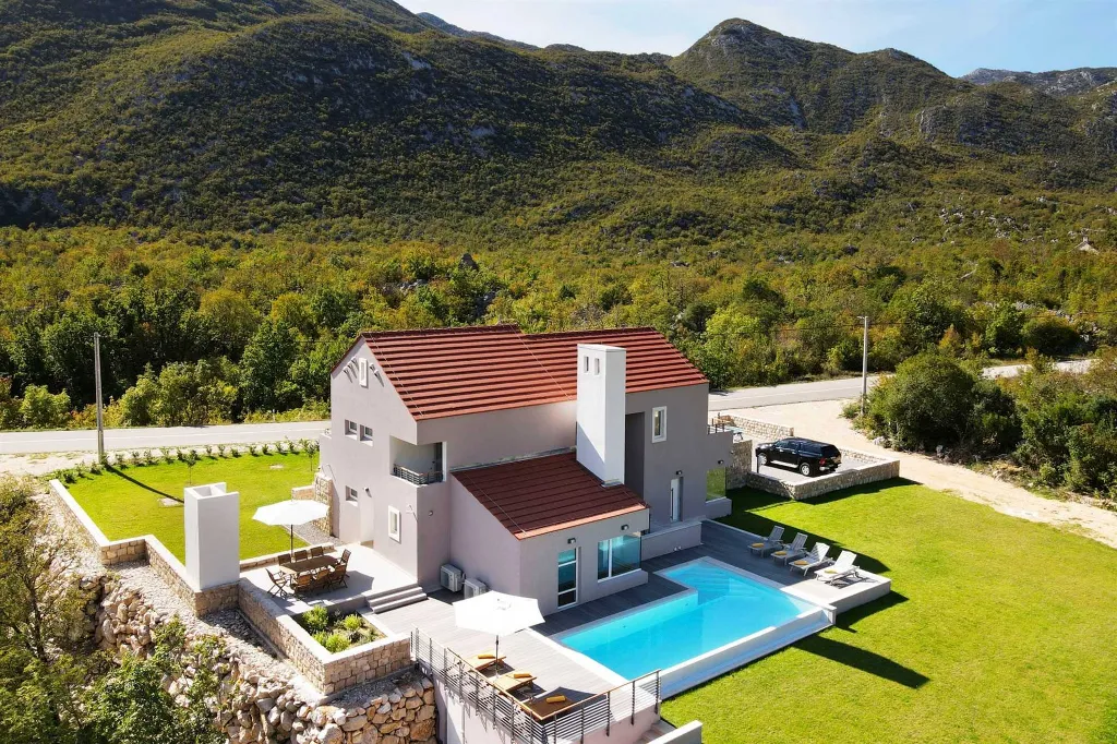 4-Bedroom Villa for 8 Guests in Zagvozd