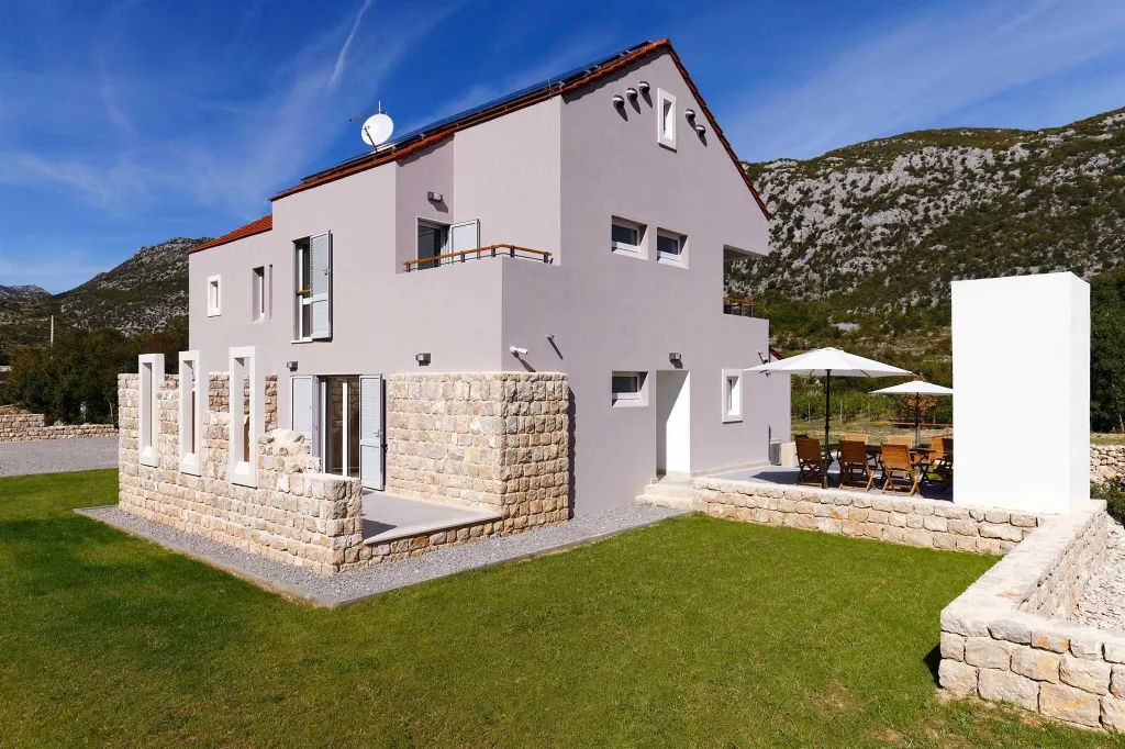 4-Bedroom Villa for 8 Guests in Zagvozd