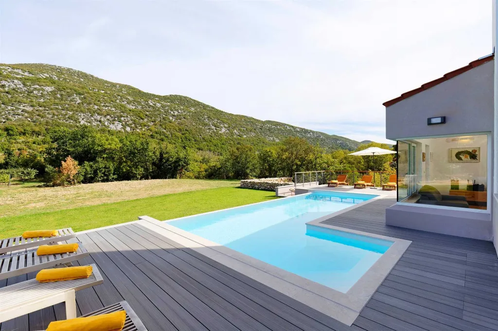 4-Bedroom Villa for 8 Guests in Zagvozd