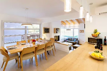 4-Bedroom Villa for 8 Guests in Zagvozd