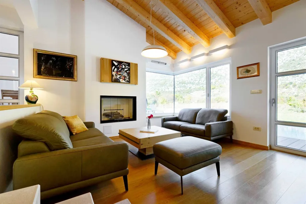 4-Bedroom Villa for 8 Guests in Zagvozd