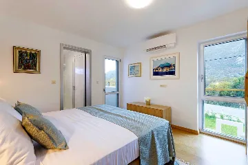 4-Bedroom Villa for 8 Guests in Zagvozd