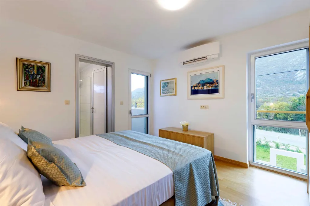 4-Bedroom Villa for 8 Guests in Zagvozd