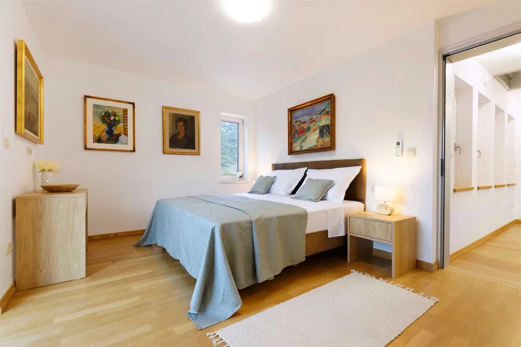4-Bedroom Villa for 8 Guests in Zagvozd