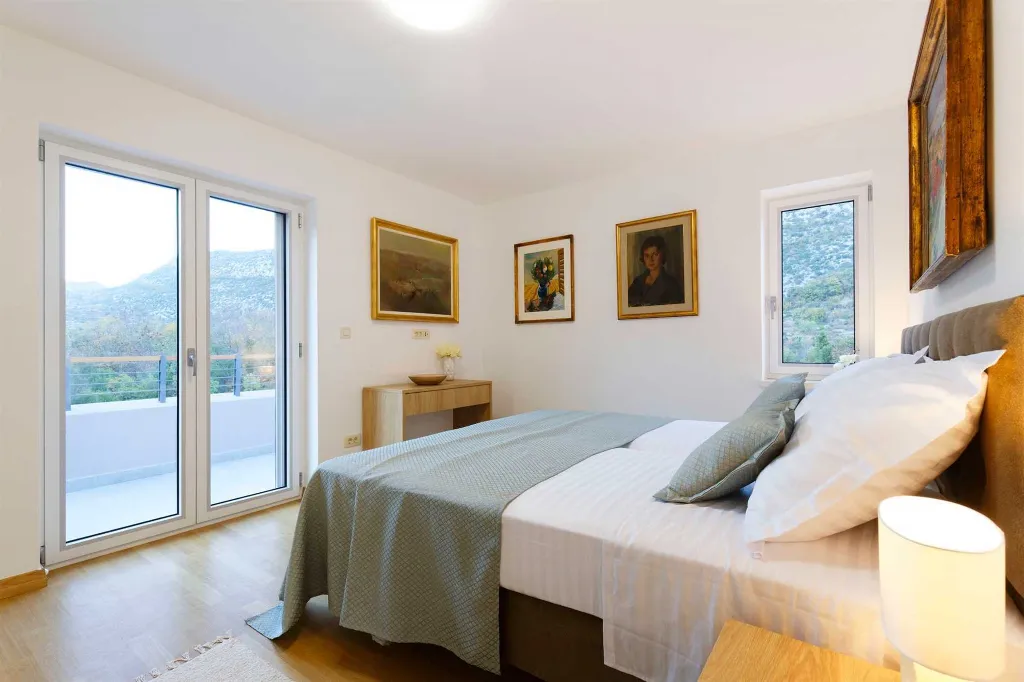 4-Bedroom Villa for 8 Guests in Zagvozd