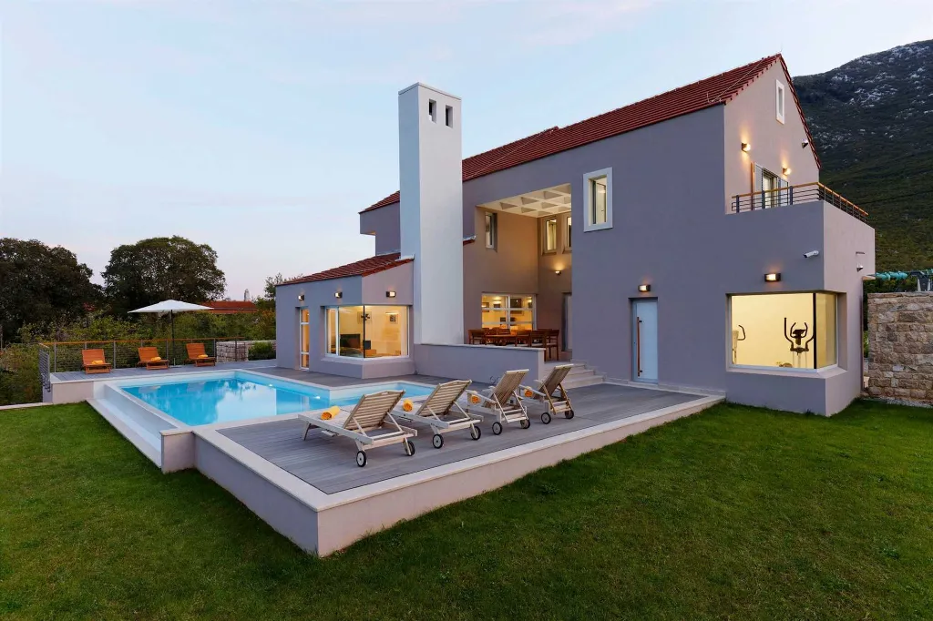 4-Bedroom Villa for 8 Guests in Zagvozd