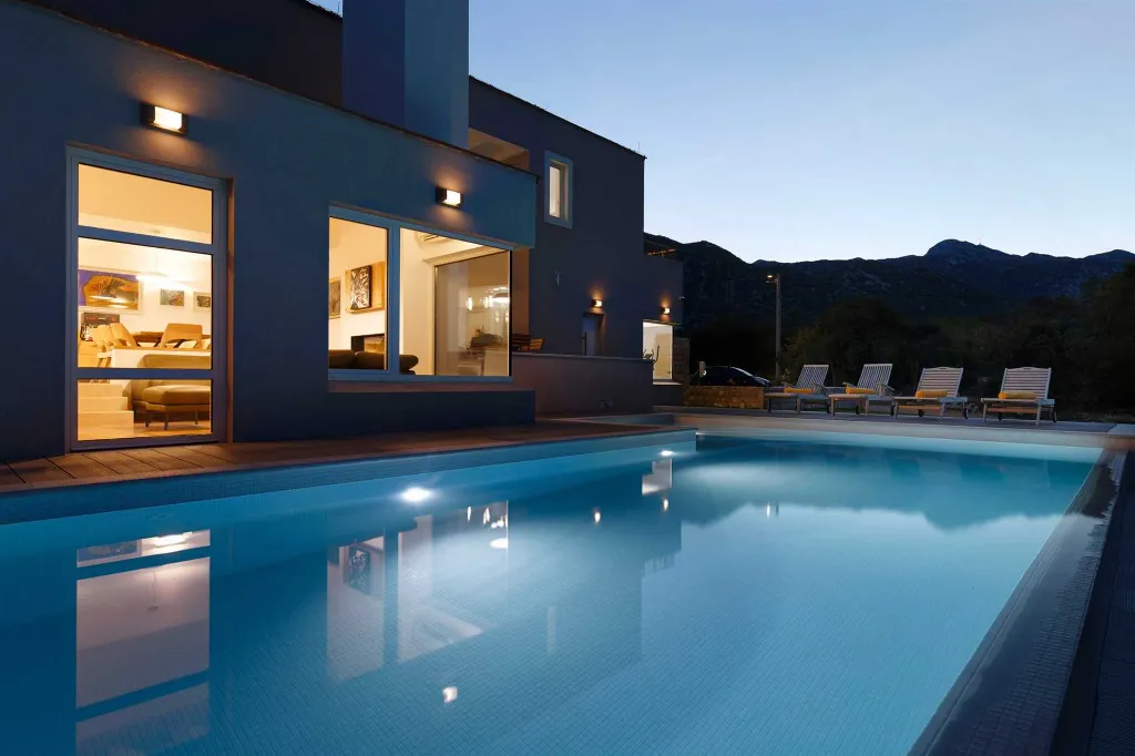 4-Bedroom Villa for 8 Guests in Zagvozd