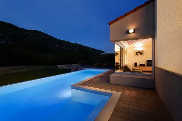 4-Bedroom Villa for 8 Guests in Zagvozd