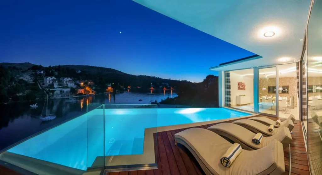 Modern 5-Bedroom Villa in Bobovisca for 10