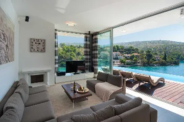 Modern 5-Bedroom Villa in Bobovisca for 10