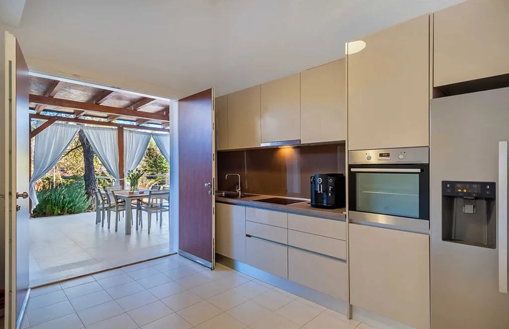Modern 5-Bedroom Villa in Bobovisca for 10