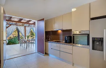 Modern 5-Bedroom Villa in Bobovisca for 10