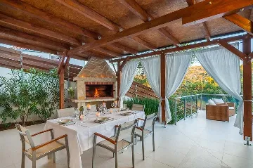 Modern 5-Bedroom Villa in Bobovisca for 10