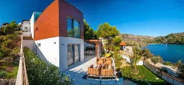 Modern 5-Bedroom Villa in Bobovisca for 10