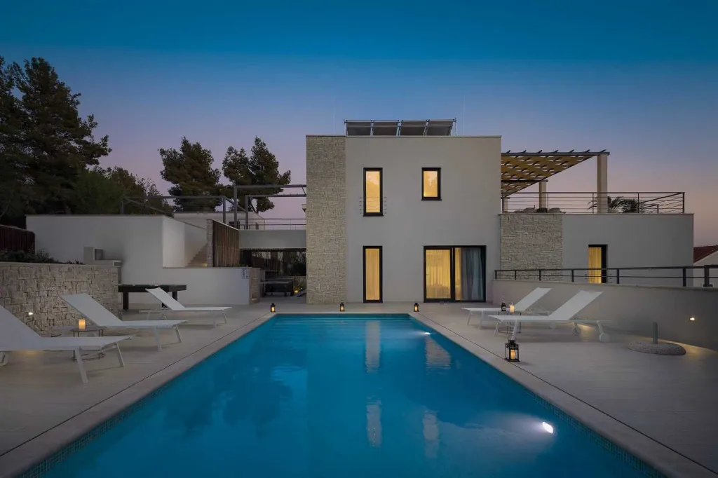 4-Bedroom Villa with Heated Pool in Milna