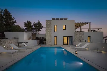 4-Bedroom Villa with Heated Pool in Milna