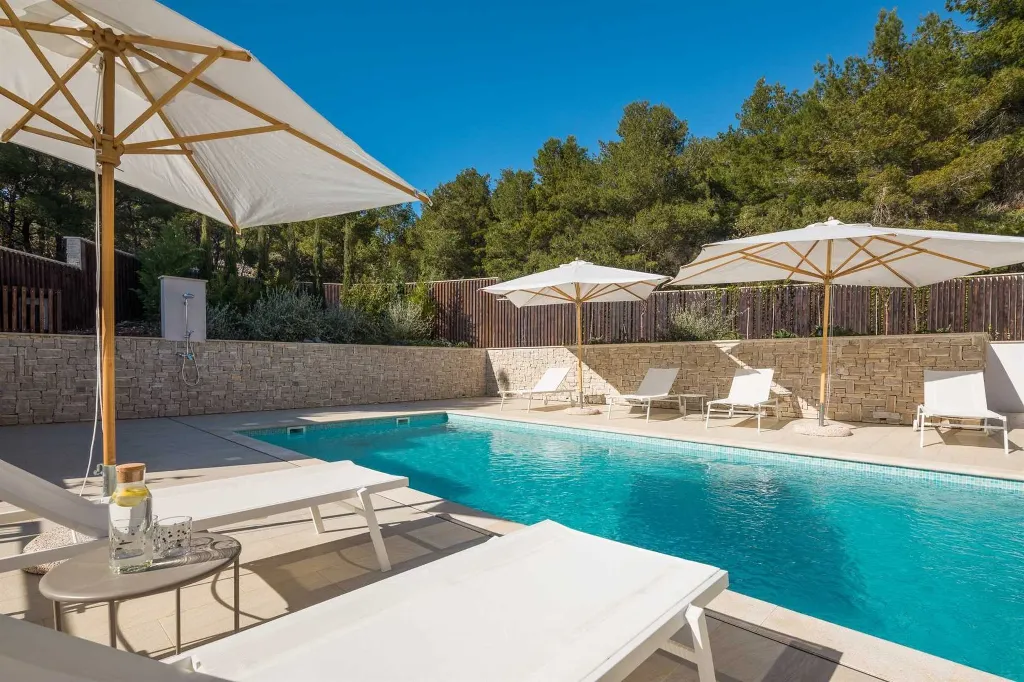 4-Bedroom Villa with Heated Pool in Milna