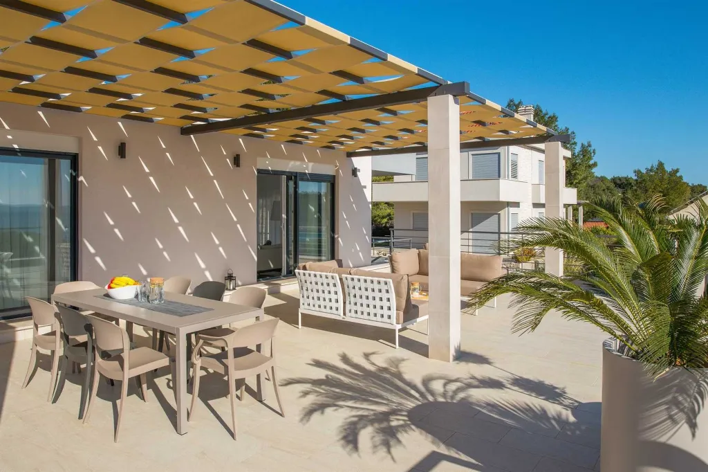 4-Bedroom Villa with Heated Pool in Milna