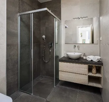 4-Bedroom Villa with Heated Pool in Milna