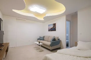 4-Bedroom Villa with Heated Pool in Milna