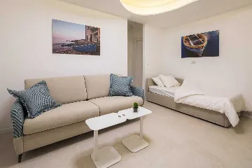 4-Bedroom Villa with Heated Pool in Milna