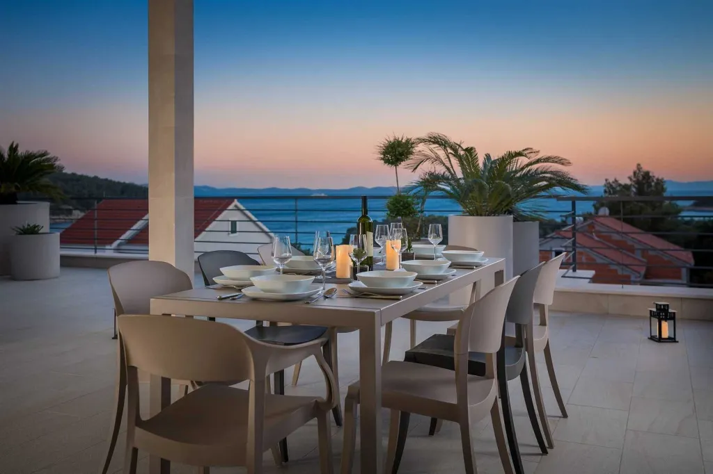 4-Bedroom Villa with Heated Pool in Milna
