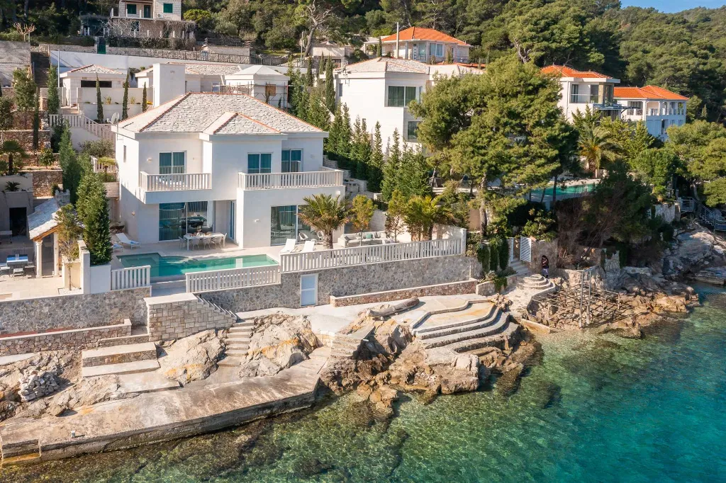 4-Bedroom Villa in Selca for Up to 8