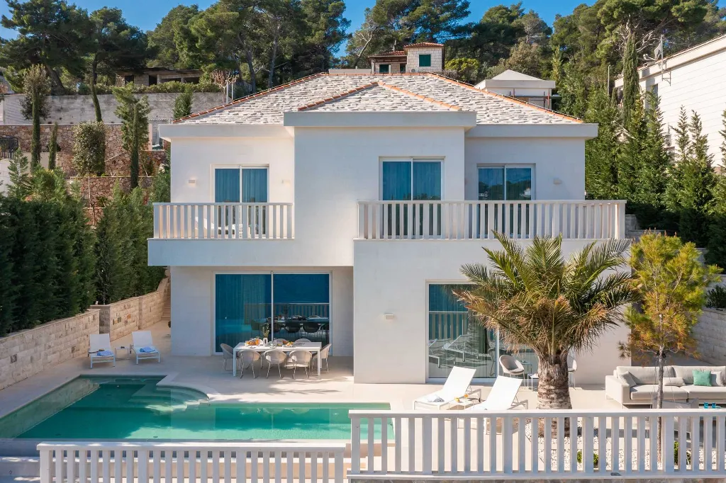 4-Bedroom Villa in Selca for Up to 8