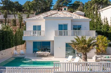 4-Bedroom Villa in Selca for Up to 8