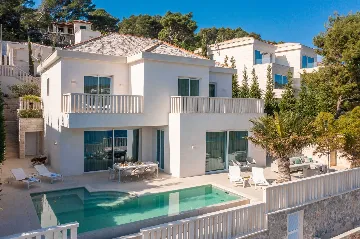 4-Bedroom Villa in Selca for Up to 8