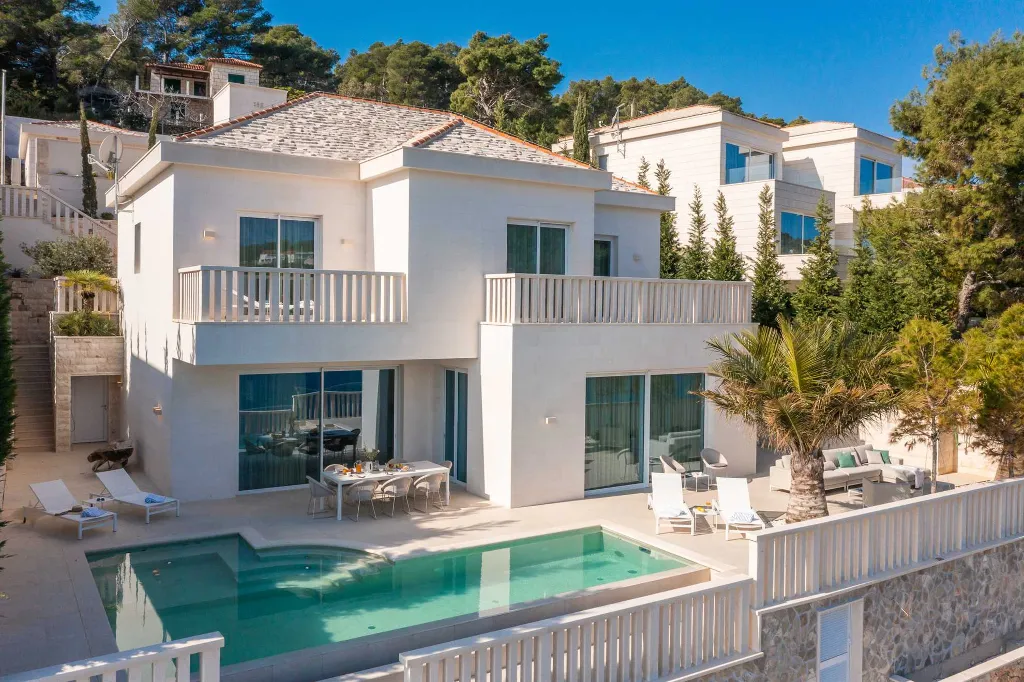 4-Bedroom Villa in Selca for Up to 8