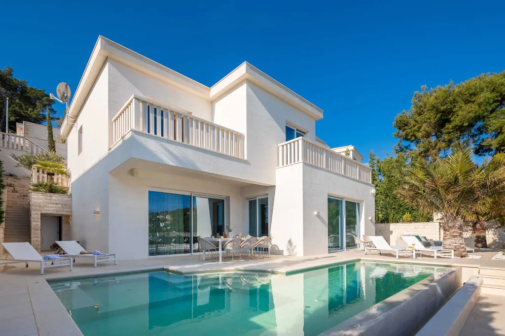 4-Bedroom Villa in Selca for Up to 8