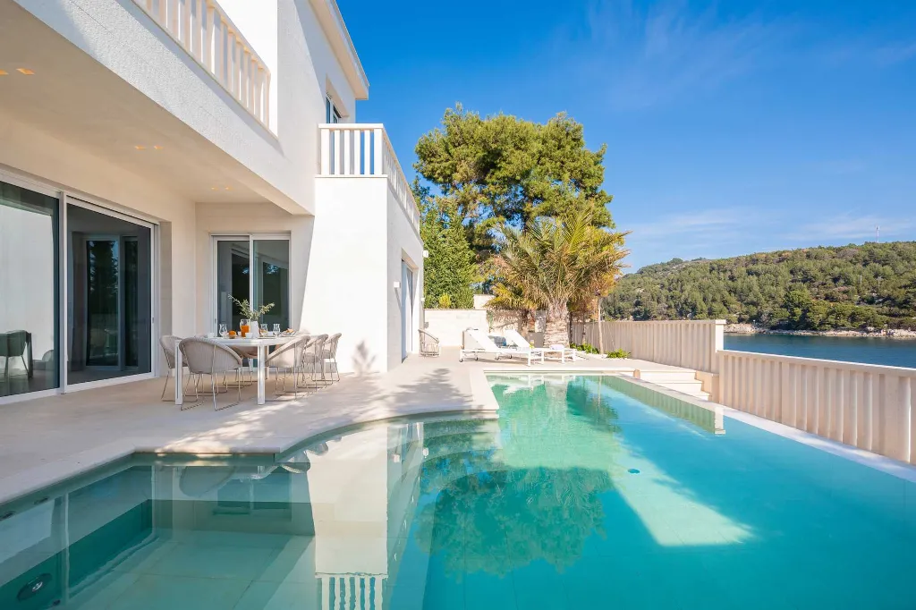 4-Bedroom Villa in Selca for Up to 8