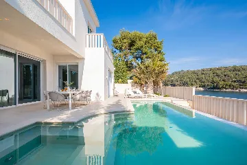 4-Bedroom Villa in Selca for Up to 8