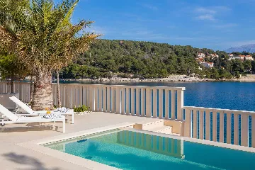 4-Bedroom Villa in Selca for Up to 8