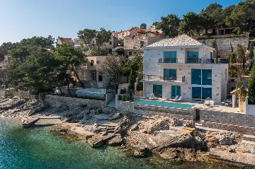 4-Bedroom Villa in Selca for up to 8 Guests