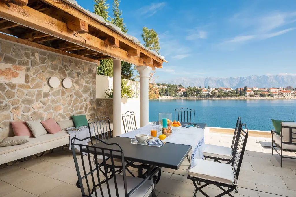 4-Bedroom Villa in Selca for up to 8 Guests