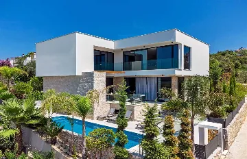 3-Bedroom Villa with Private Pool in Nečujam