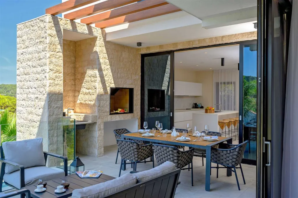 3-Bedroom Villa with Private Pool in Nečujam