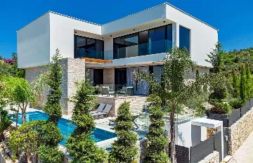 3-Bedroom Villa with Private Pool in Nečujam