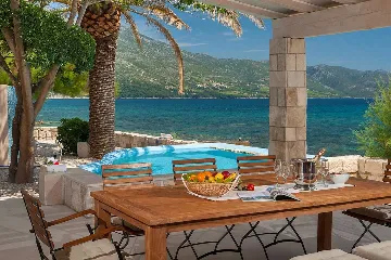 Beachfront Villa in Orebić for 5 Guests