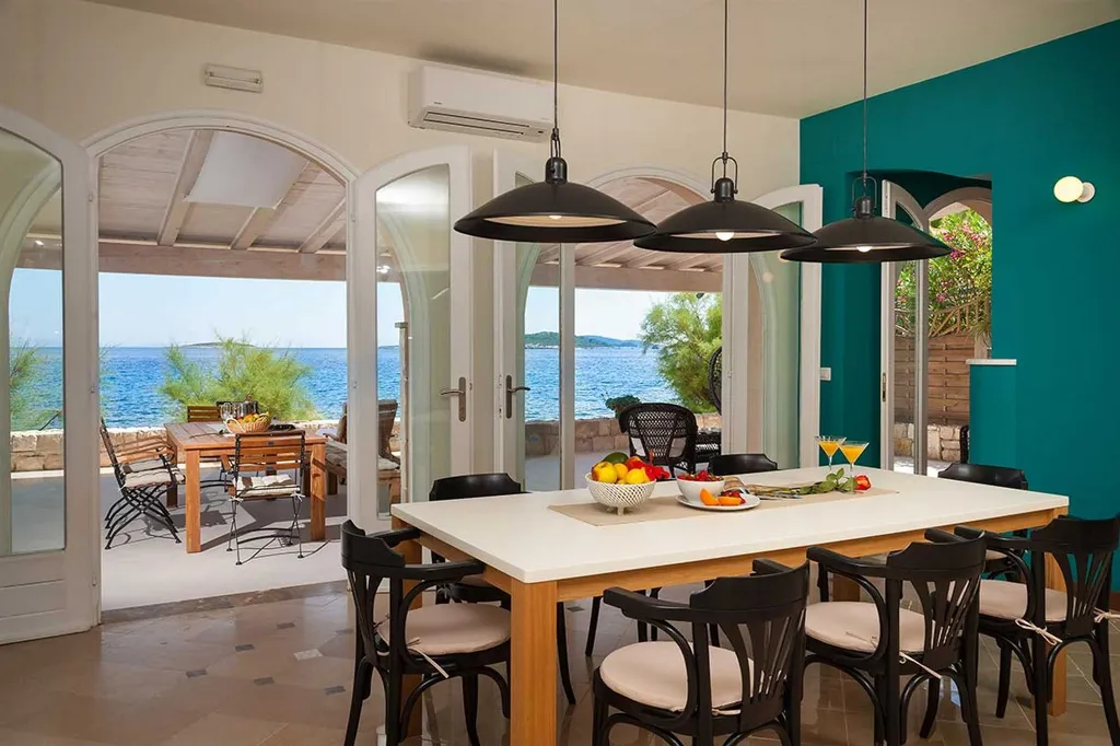 Beachfront Villa in Orebić for 5 Guests
